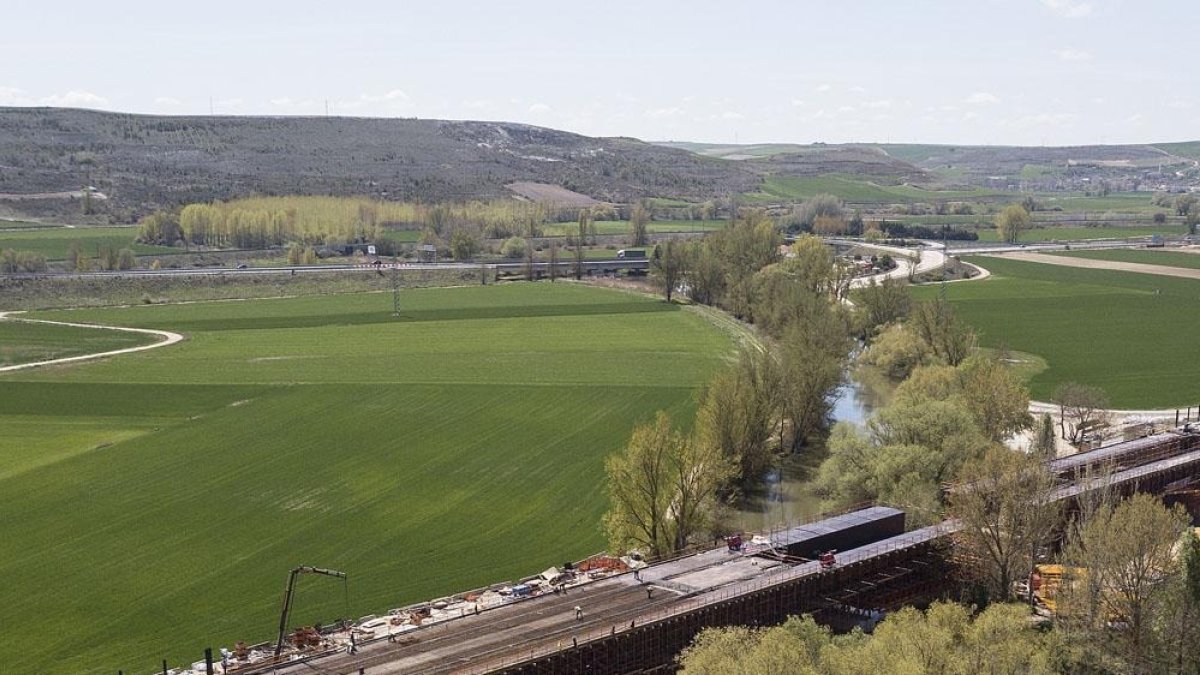 La zona en la que se instalarán los molinos es una área montañosa cercana al río Arlanzón, al trazado del AVE y la A-62.-ISRAEL L. MURILLO