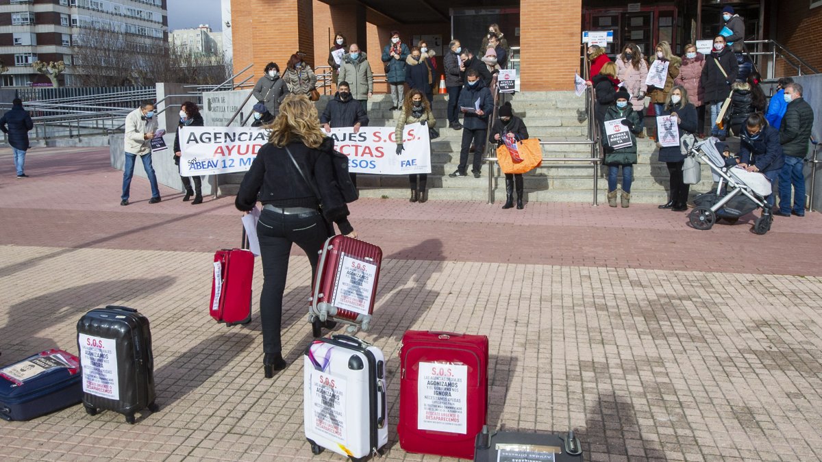 Los profesionales de las agencias de viajes se concentraron ayer ante la Delegación de la Junta. ISRAEL L. MURILLO