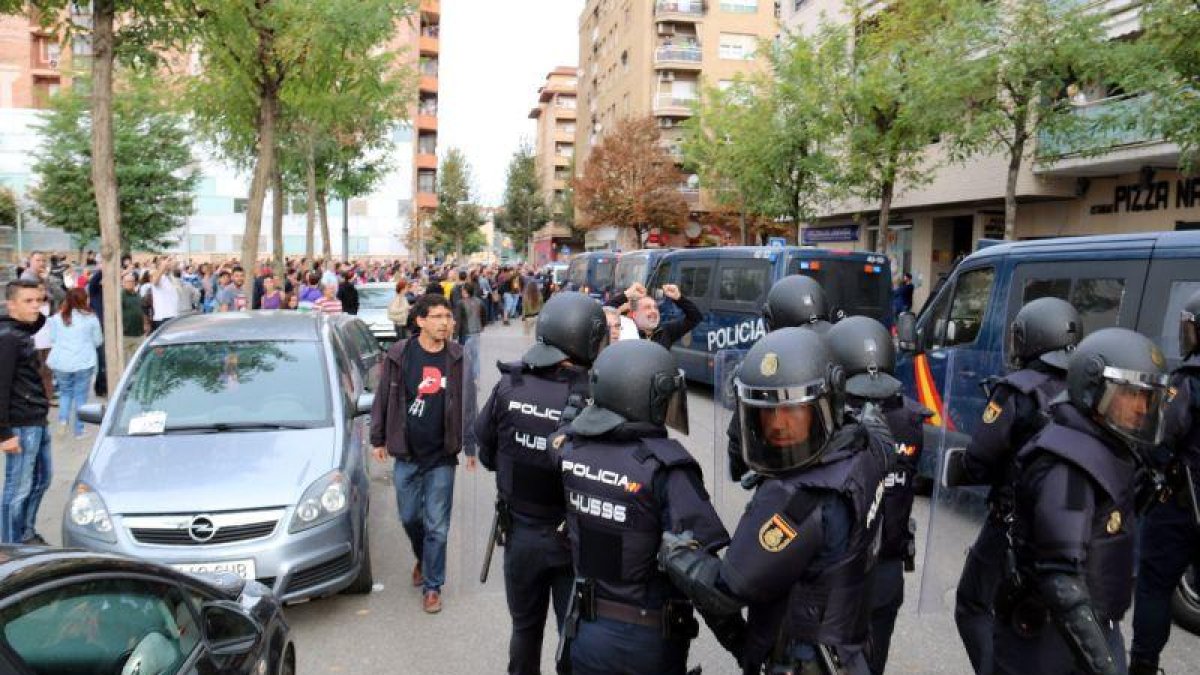 Vecinos de Lleida han obligado a la Policía Nacional a cambiar su ruta al salir del CAP Cappont de Lleida tras retirar las urnas.-LAURA CORTÉS / ACN