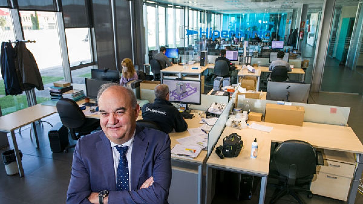 Andrés Hernando, CEO de Hiperbaric, en la sede de Burgos. / TOMÁS ALONSO