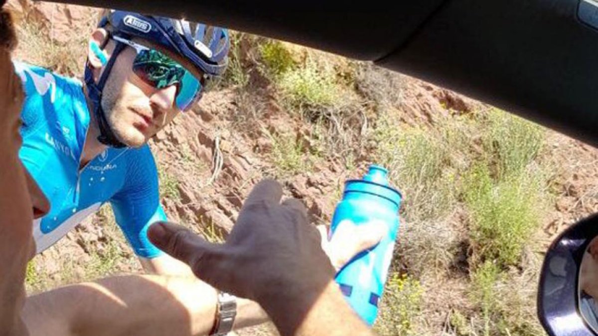 Carlos Barbero recibe agua del coche de Movistar durante su escapada.-MOVISTARTEAM.COM