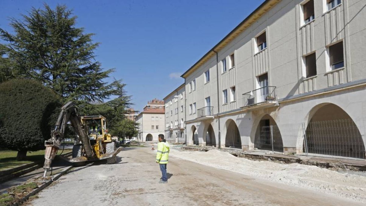 Las excavadoras han comenzado las obras de renovación del Barrio de La Moneda.-Raúl G Ochoa