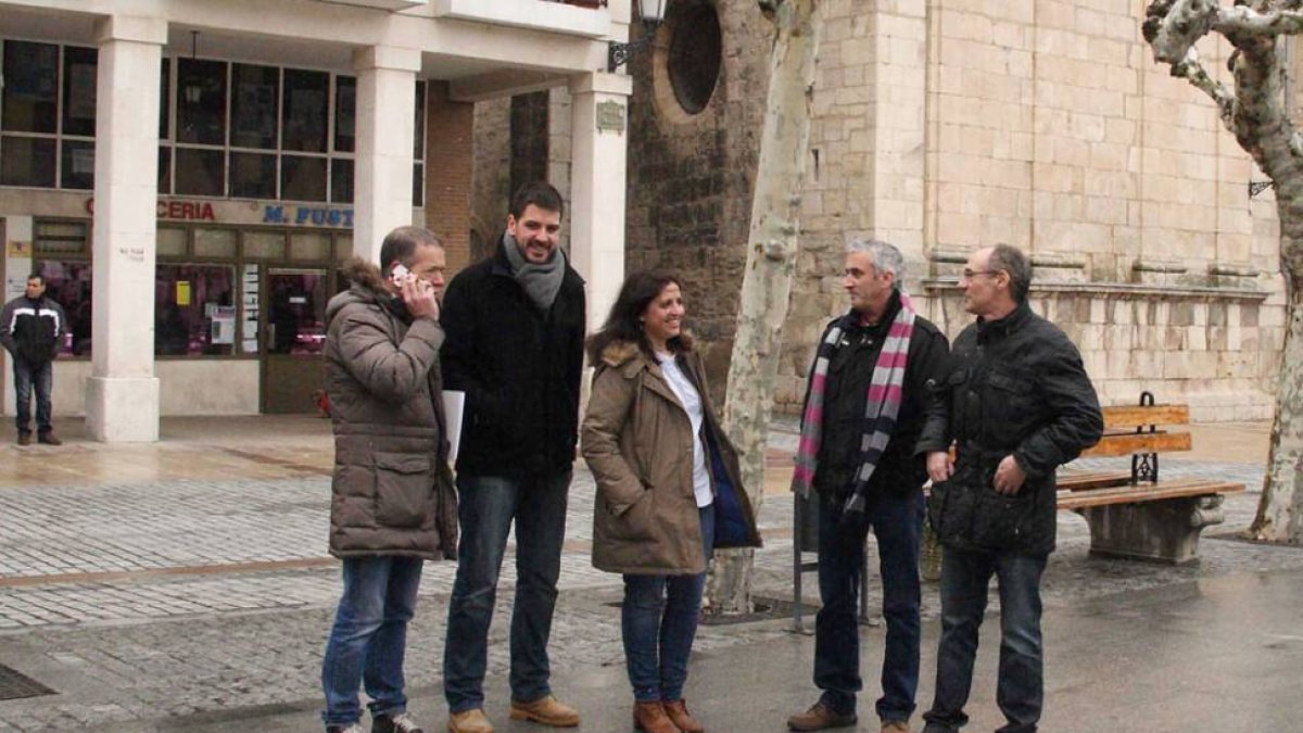 Peña, centro, junto a dirigentes socialistas burgaleses y briviescanos.-G. G.