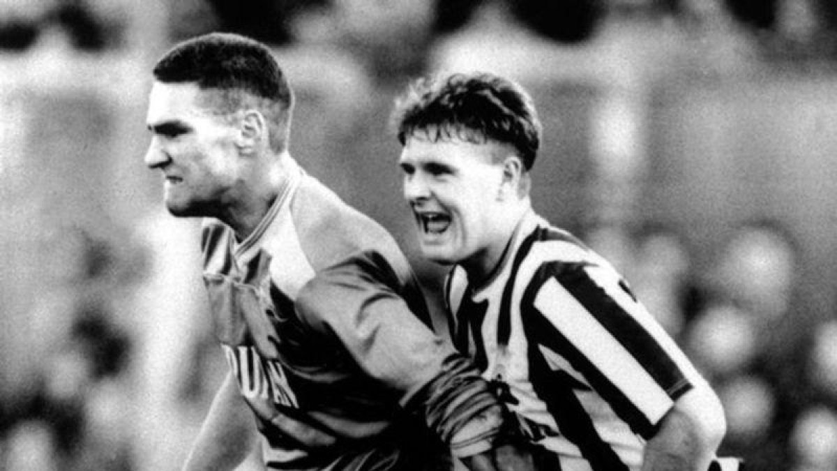 Vinnie Jones, inmisericorde con Paul Gascoigne.-EL PERIÓDICO