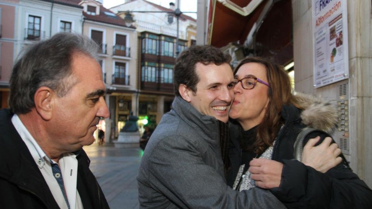 El vicesecretario General de Comunicación del Partido Popular, Pablo Casado (C), recibe un beso de la secretaria provincial, Ángeles Armisén Pedrejón (D), en presencia del cabeza de lista al Senado y reponsable de la campaña, José Antonio Rubio, a su lleg-Ical