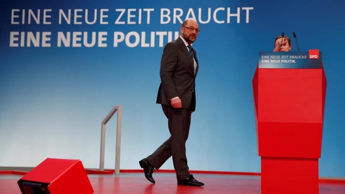 Schulz inspecciona la sala de convenciones donde se celebrará el congreso del SPD bajo el eslogan Nuevos tiempos necesitan nuevas políticas, en Bonn, el 20 de enero.-REUTERS / WOLFGANG RATTAY