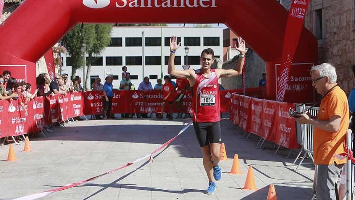 Dani Arce celebra su victoria en la edición de 2017.-RAÚL OCHOA