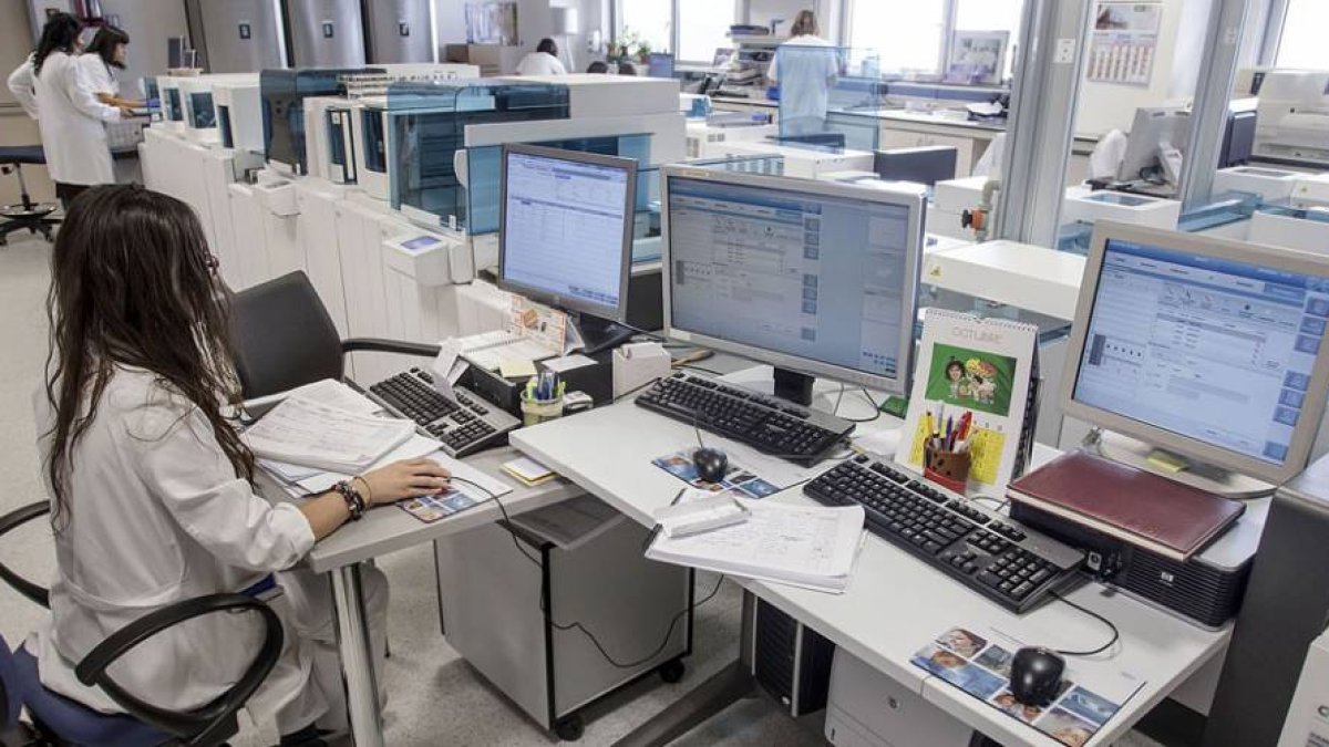 Vista del laboratorio del hospital con el nuevo programa ya instalado.-Santi Otero