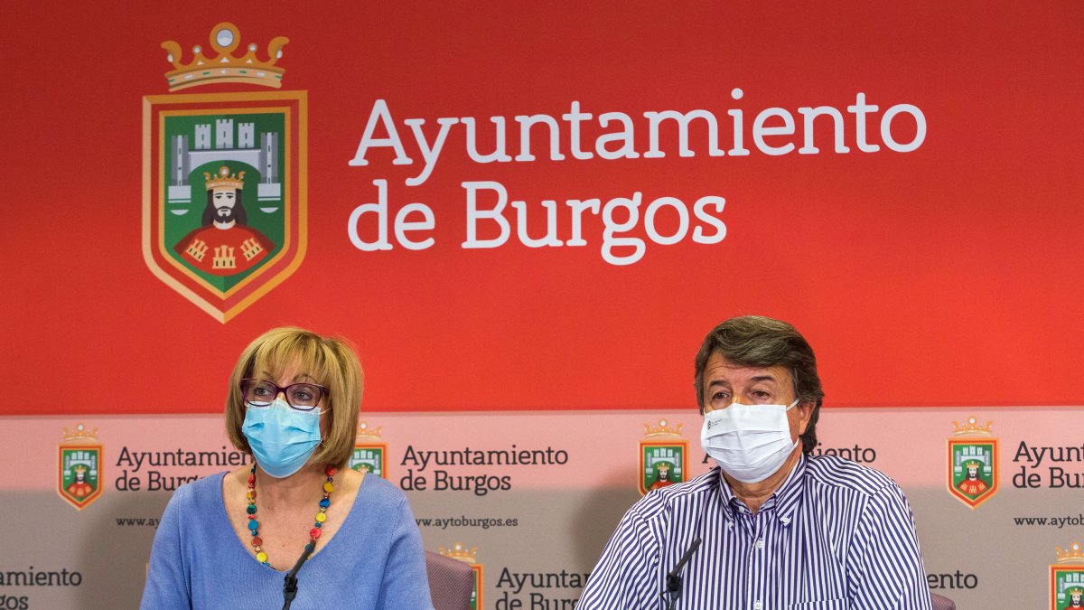 Dolores Ovejero, concejala delegada de Consumo, y Luis Morcillo, director de la OMIC, durante la rueda de prensa. TOMÁS ALONSO