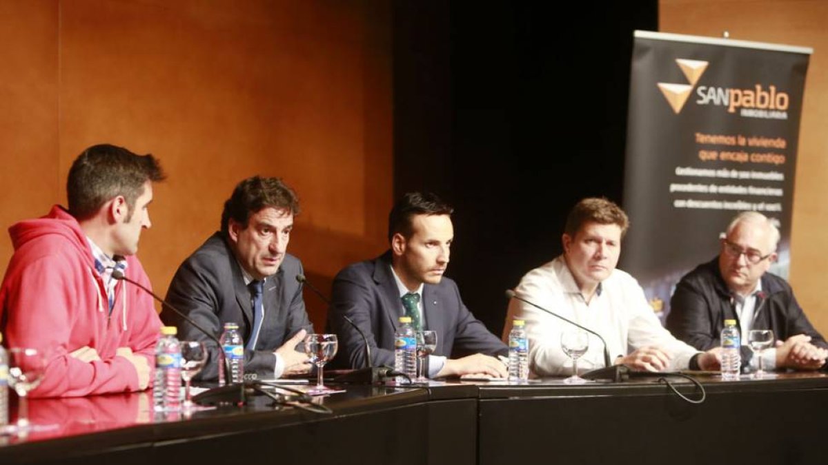 La directiva del CB Miraflores se dirige a los aficionados presentes en la asamblea informativa celebrada ayer.-RAÚL OCHOA