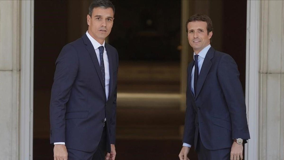 Pedro Sánchez recibe a Pablo Casado en la Moncloa.-JOSÉ LUIS ROCA
