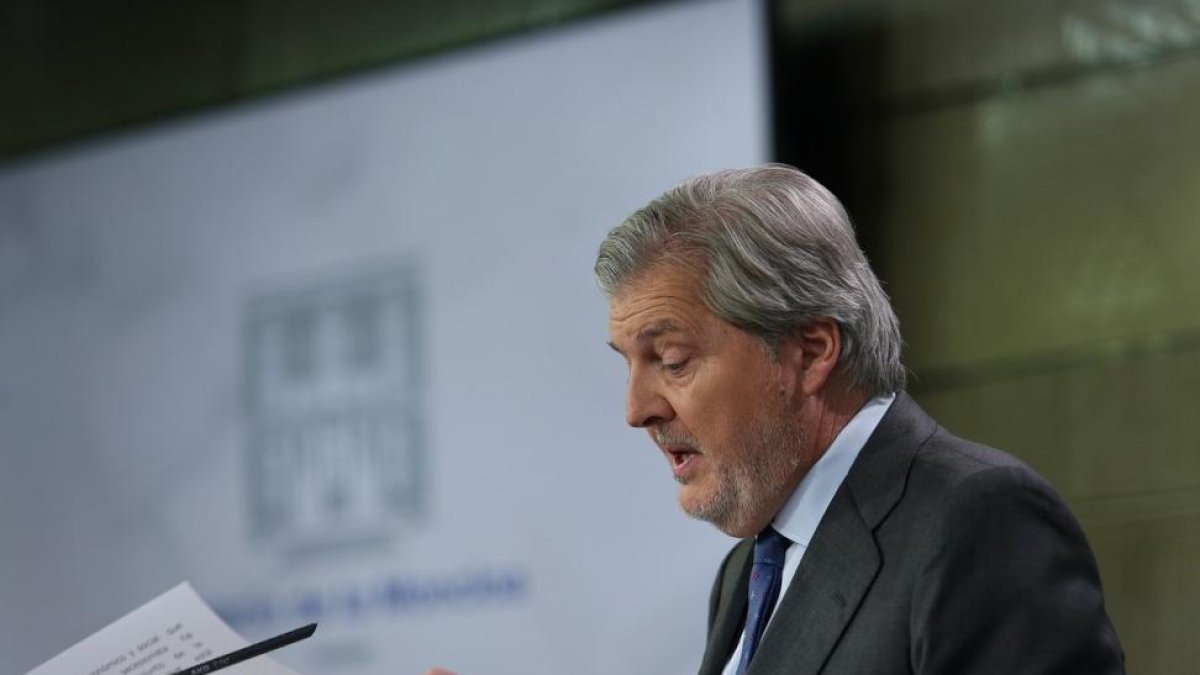 Íñigo Méndez de Vigo, este viernes tras el Consejo de Ministros.-DAVID CASTRO