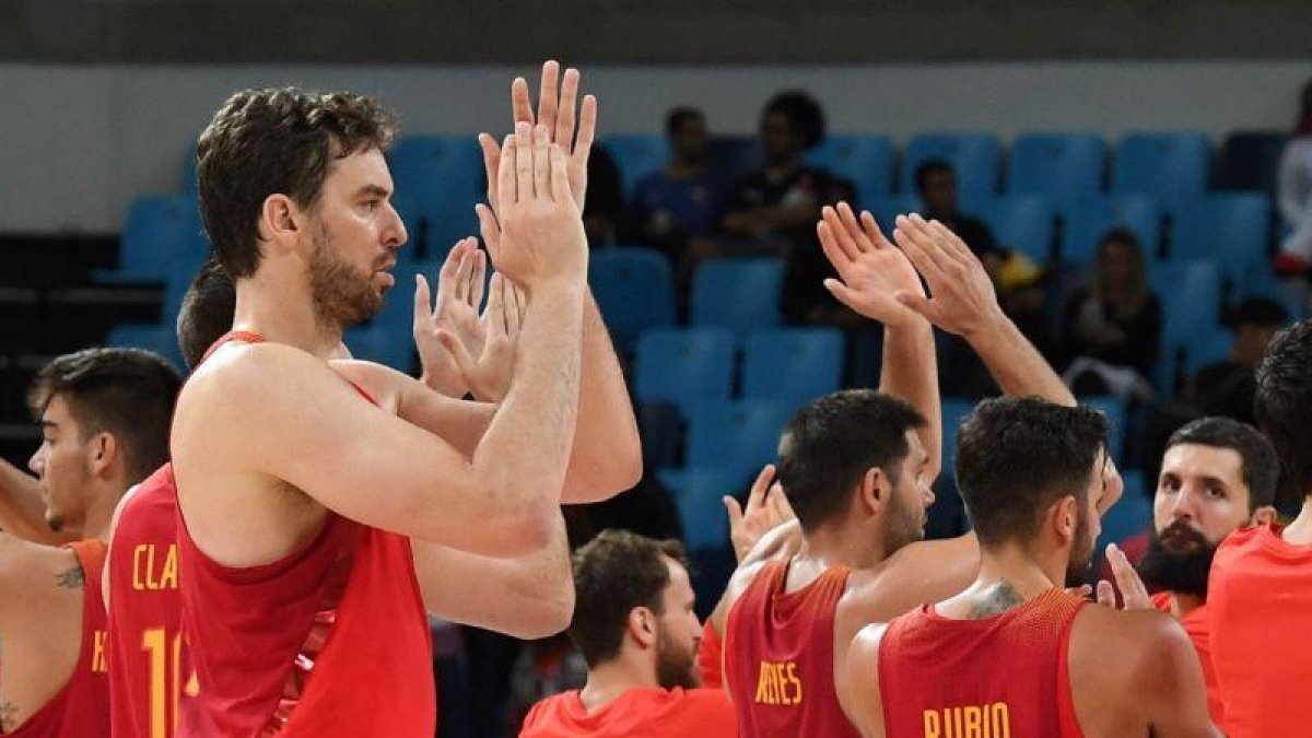 Pau Gasol, con otros jugadores de la Selección Española, en los JJOO del Río.-AFP / MARK RALSTON