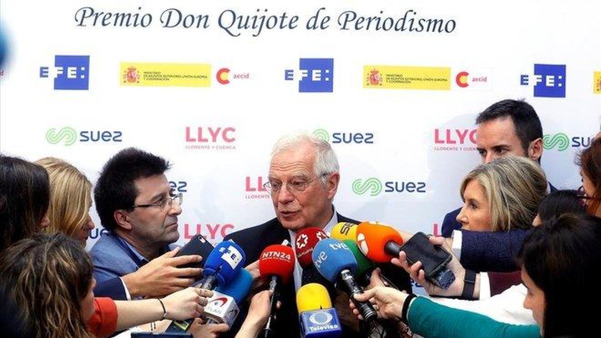 El ministro Borrel atiende a los periodistas.-EFE / JUAN CARLOS HIDALGO