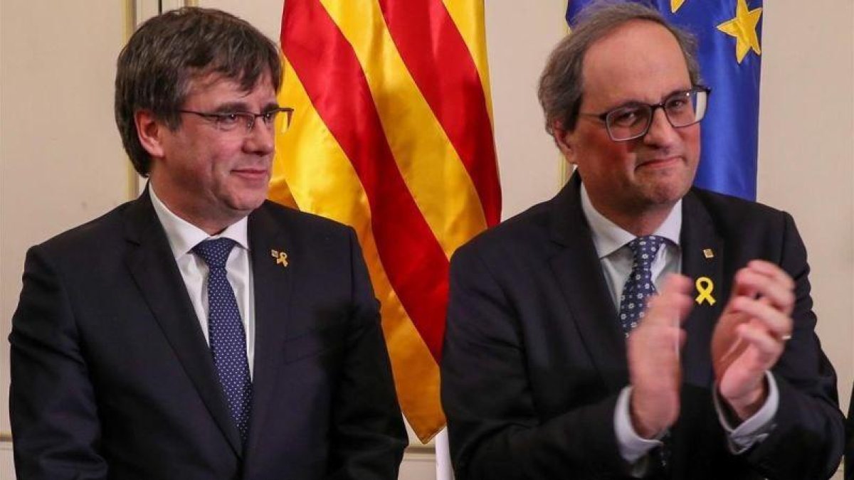 Carles Puigdemont y Quim Torra, este lunes, durante su acto en Bruselas.-EFE / STEPHANIE LECOCQ