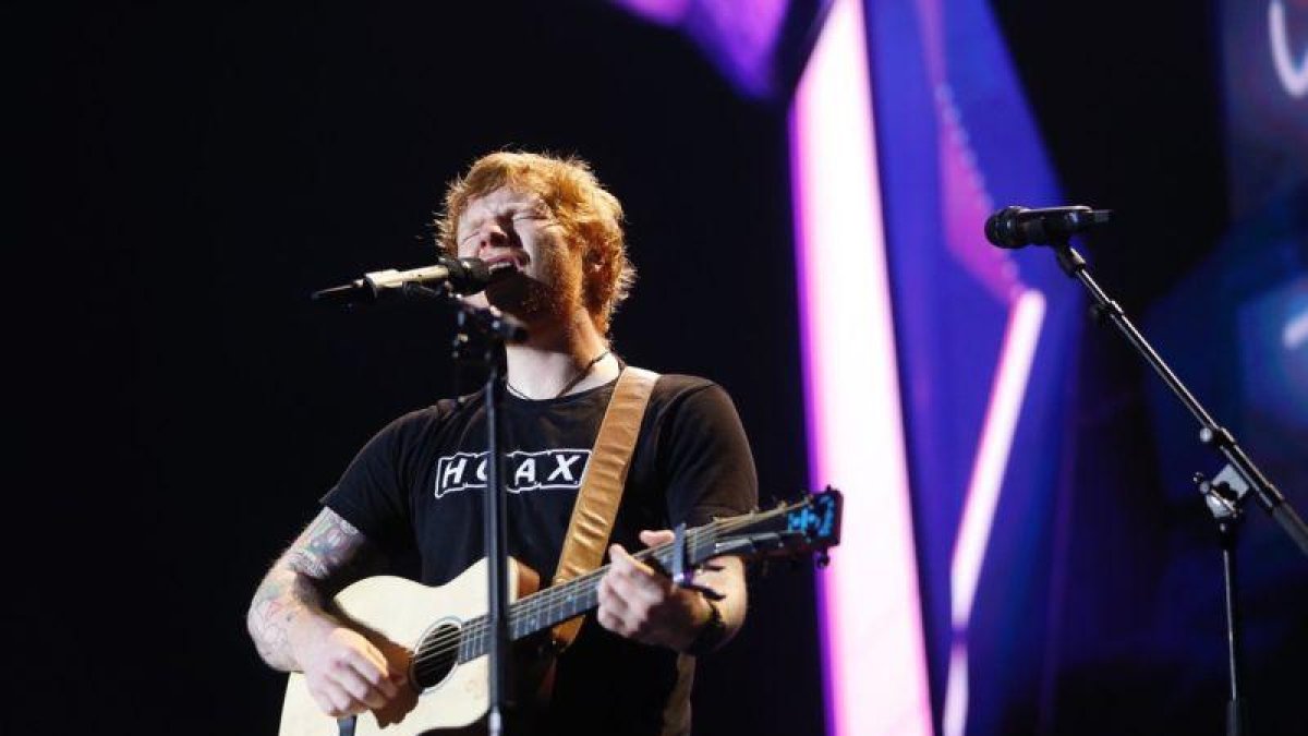 El cantante británico Ed Sheeran, durante el concierto de este domingo en Barcelona.-JOSEP GARCIA