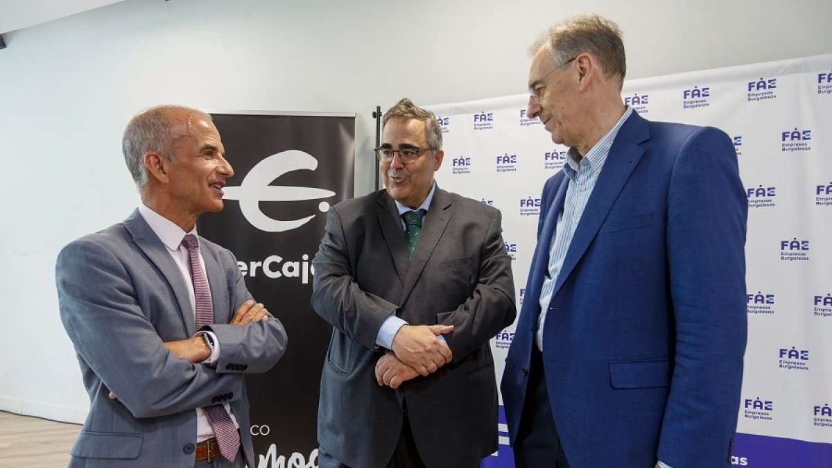 Jesús Les (Ibercaja), Gregorio Iglesias (CEOE) y Miguel Ángel Benavente (FAE). SANTI OTERO