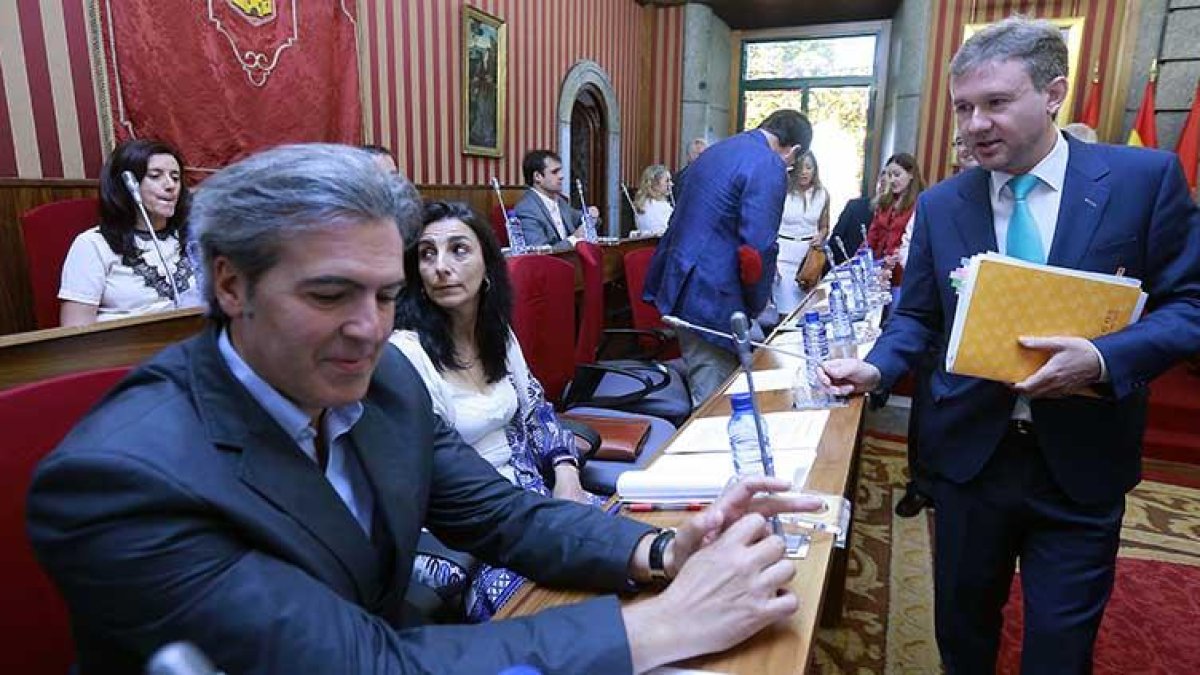 Los concejales de Ciudadanos Jesús Ortego y Gloria Bañeres dialogan con el alcalde de Burgos, Javier Lacalle, antes del comienzo de una sesión plenaria.-RAÚL G. OCHOA