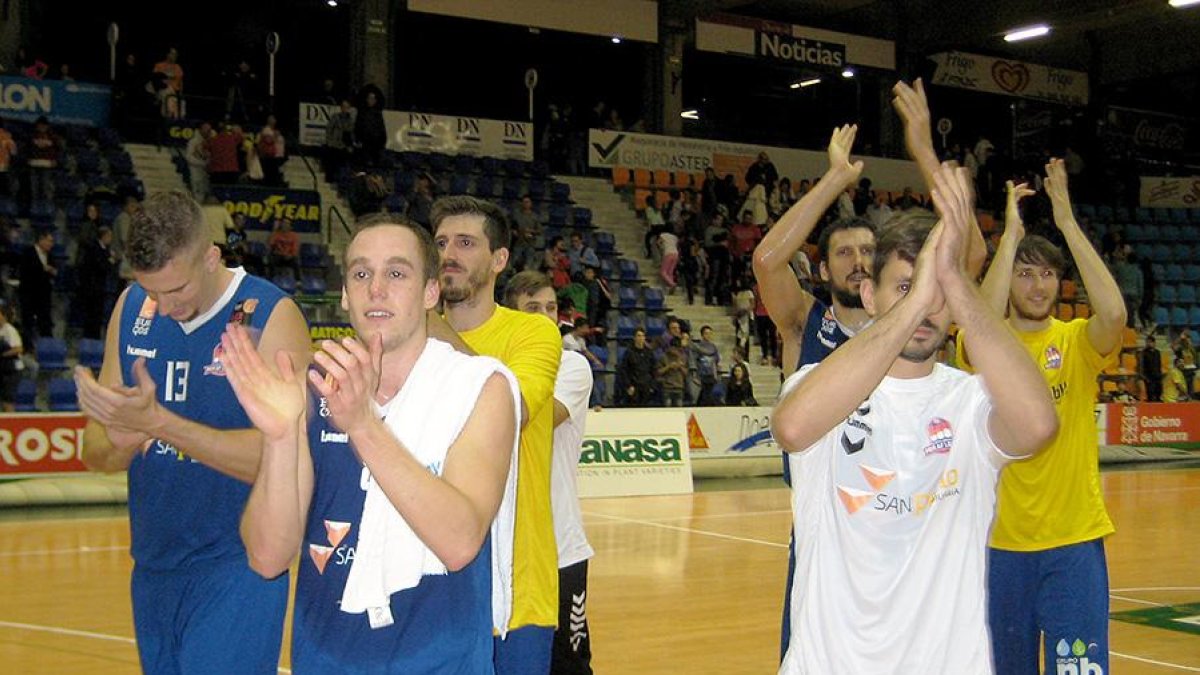 Los jugadores del San Pablo Inmobiliaria celebran con los aficionados la victoria conseguida ayer en Pamplona.-ISMAEL DEL ÁLAMO / CB MIRAFLORES