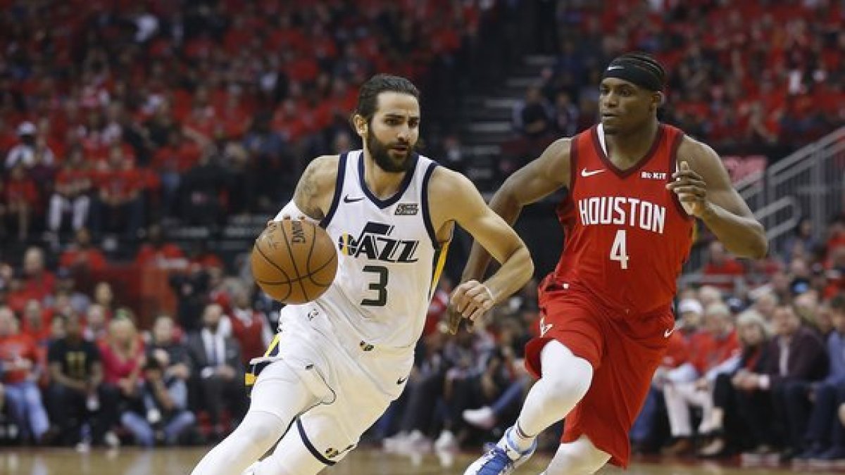 Ricky Rubio, en acción y con el balón en la mano.-GETTY IMAGES NORTH AMERICA