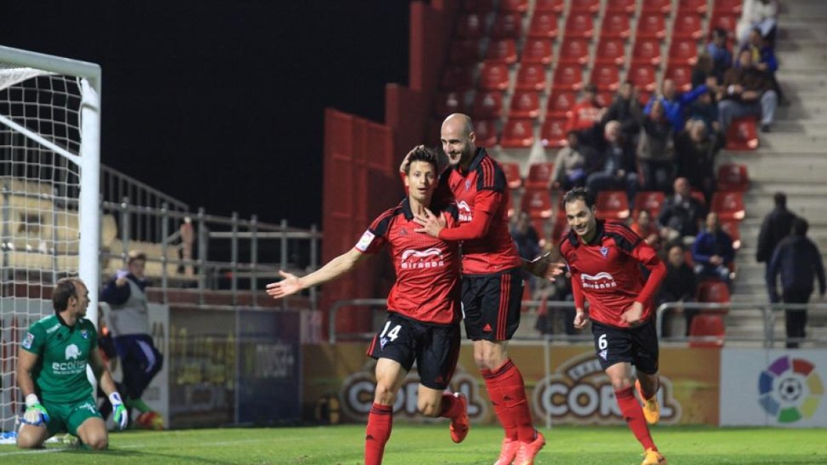 Los jugadores del Mirandés celebran el gol conseguido por Galán en la tarde-noche de ayer.-ALFONSO G. MARDONES