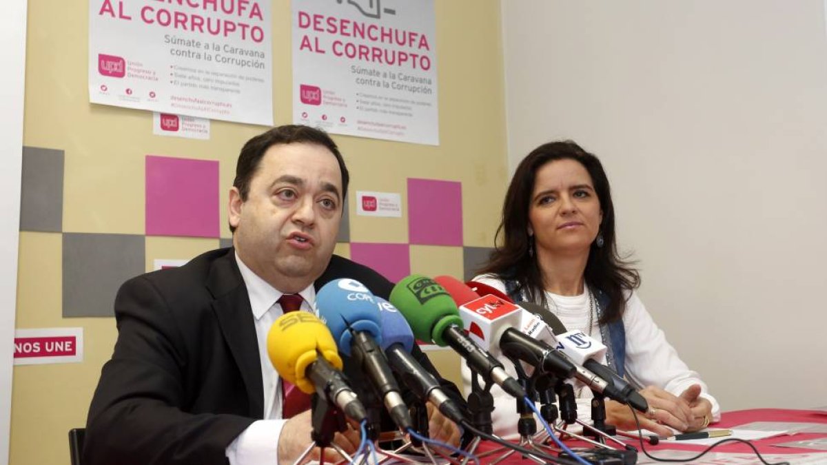 El candidato a la presidencia de la Junta y coordinador territorial de UPyD, Rafael Delgado, comparece en León para hablar de corrupción en Castilla y León. Junto a él, la coordinadora local del partido, Ana Carlota Amigo-Ical