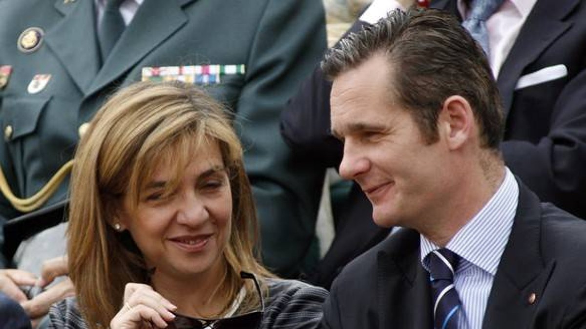 Urdangarin y la infanta Cristina, durante un partido de tenis en Barcelona, en el 2007.-ALBERT GEA / REUTERS