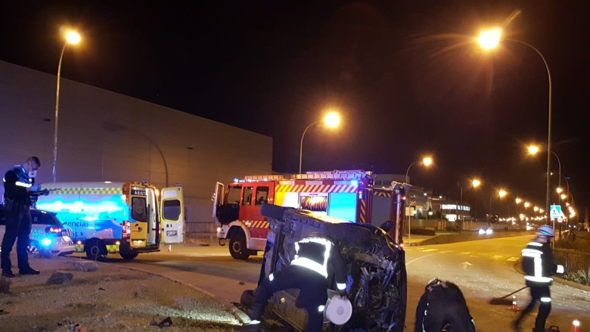 Los Bomberos intervienen en el lugar del accidente. BOMBEROS DE BURGOS