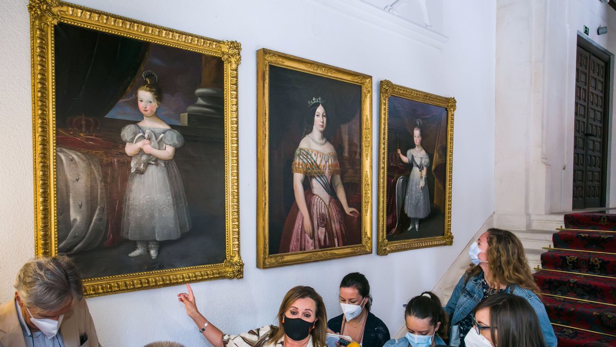 La presidenta del IMC, Rosario Pérez Pardo, muestra uno de los re tratos. TOMÁS ALONSO