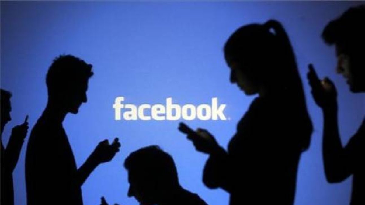 Siluetas en un panel de Facebook.-Foto: REUTERS / DADO RUVIC