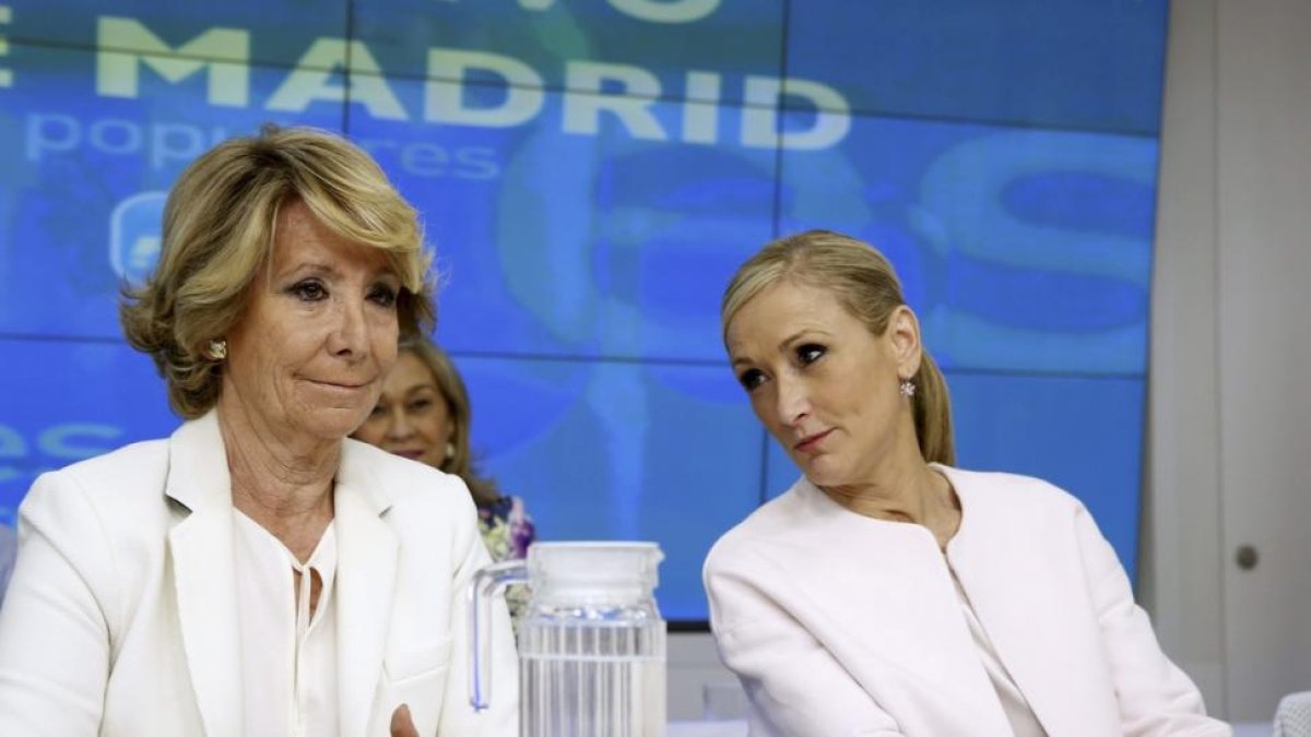 Imagen de archivo de Esperanza Aguirre junto a Cristina Cifuentes en 2015.-SERGIO BARRENECHEA (EFE)