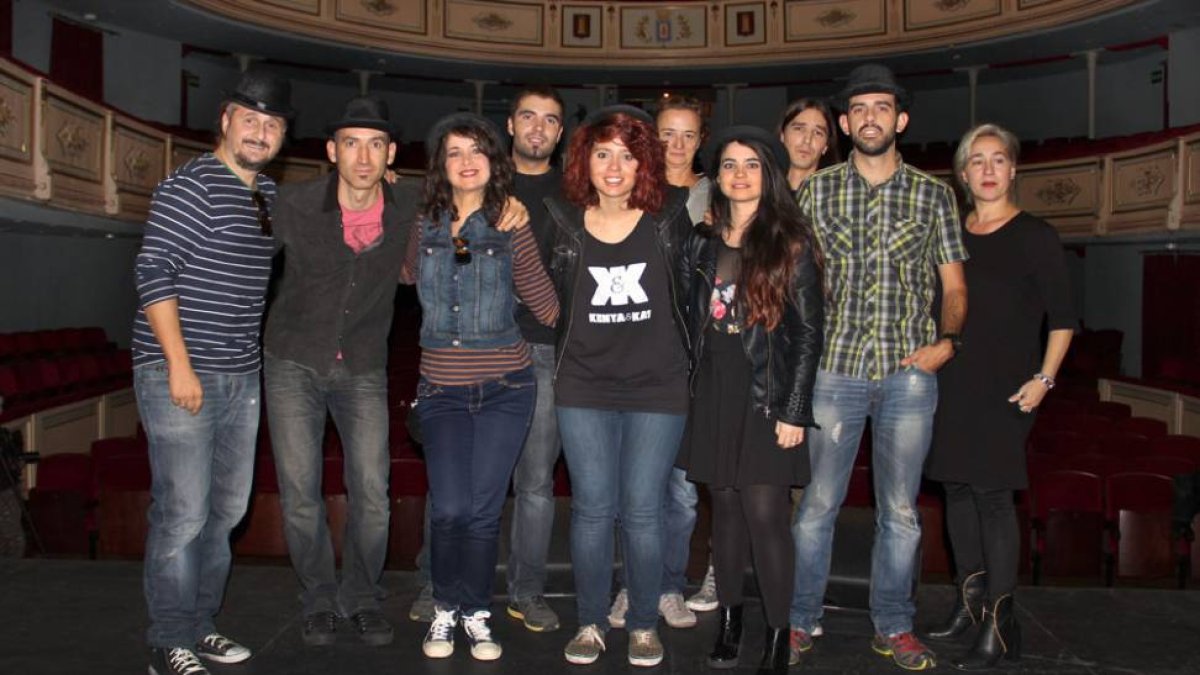 Kat y Kenya (cuarta y quinta en primera fila), en el Principal, junto al equipo que les ha arropado.-Jaime Carazo
