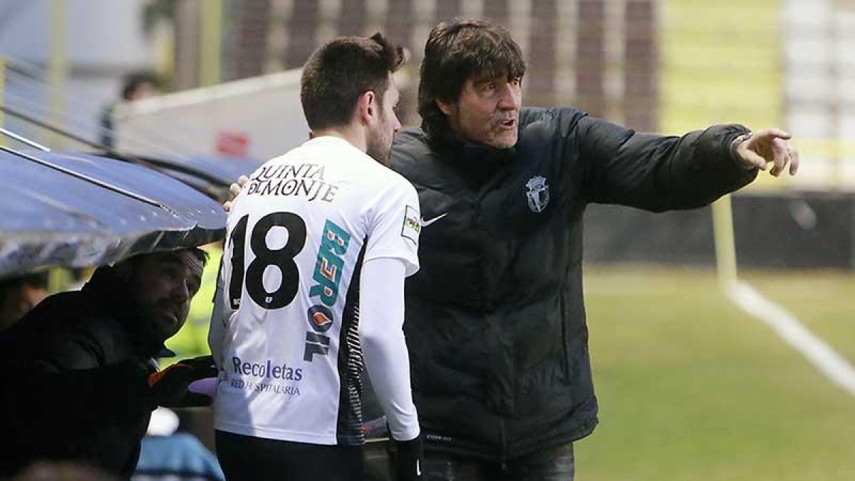Salinas da instrucciones a Iker Hernández.-RAÚL OCHOA