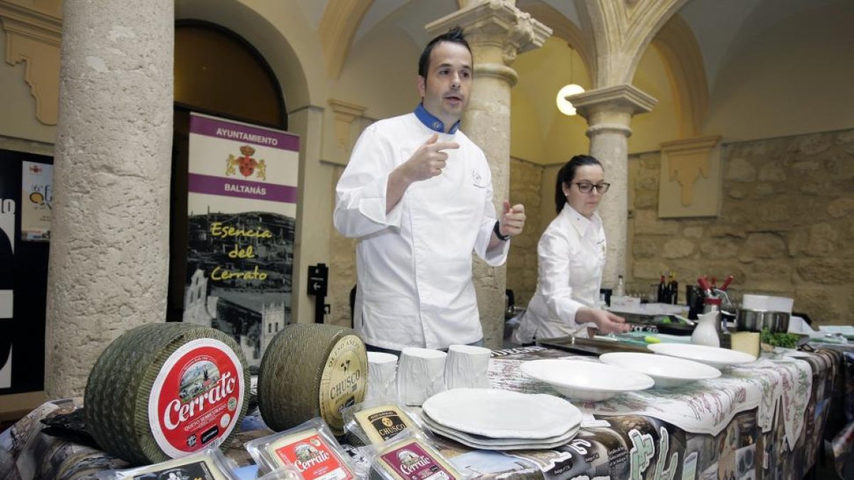 El estrella Michelín Ignacio Solana, ensalzando los ‘Alimentos de Palencia’.-E.M.