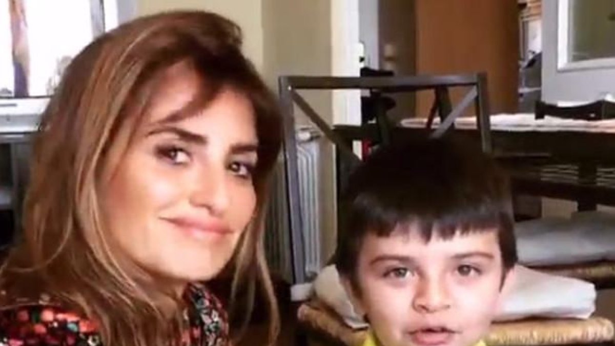 Un momento del vídeo que ha colgado Penélope Cruz, junto a Lucas, para estrenar su cuenta de Instagram.-