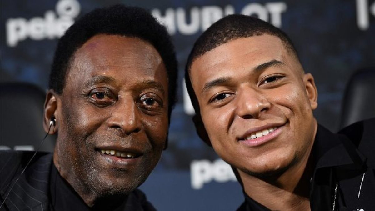 Pelé y Mbappé, el martes.-AFP / FRANCK FIFE