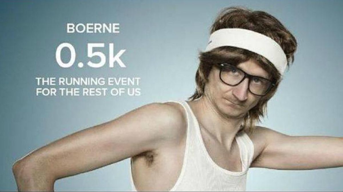 Cartel que anuncia la carrera benéfica de 0,5 kms celebrada el pasado día 5 en Boerne (Texas, EEUU).-/ PERIODICO