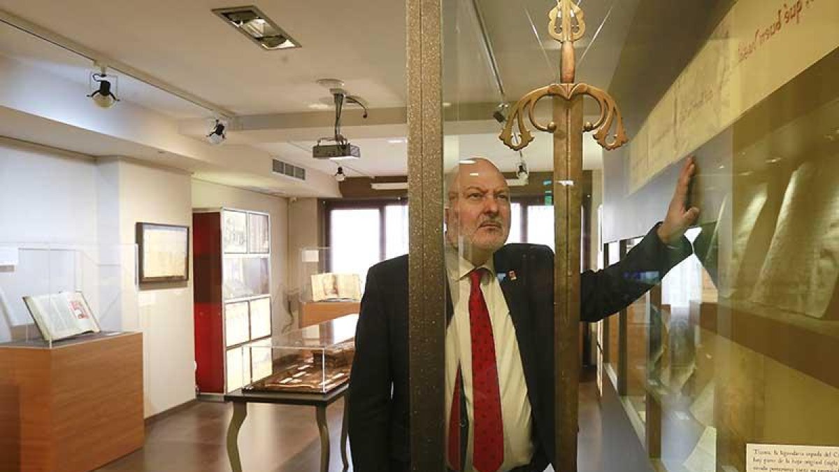 Juanjo García, junto a la réplica de la Tizona de Maese Calvo.-Raúl Ochoa