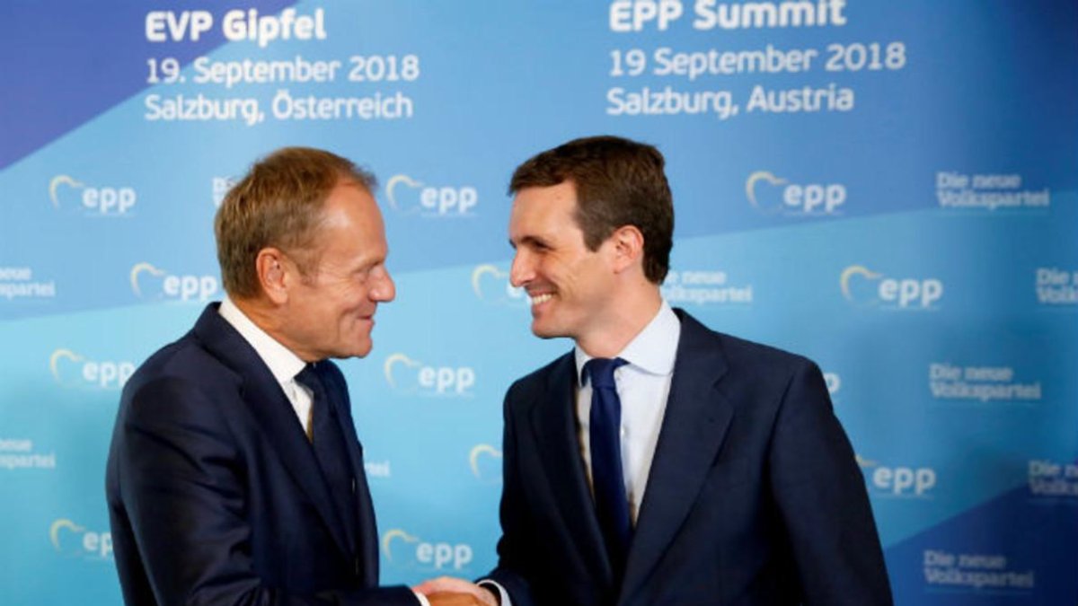 Pablo Casado saluda al presidente del Consejo Europeo, Donald Tusk.-EFE / TAREK MOHAMED