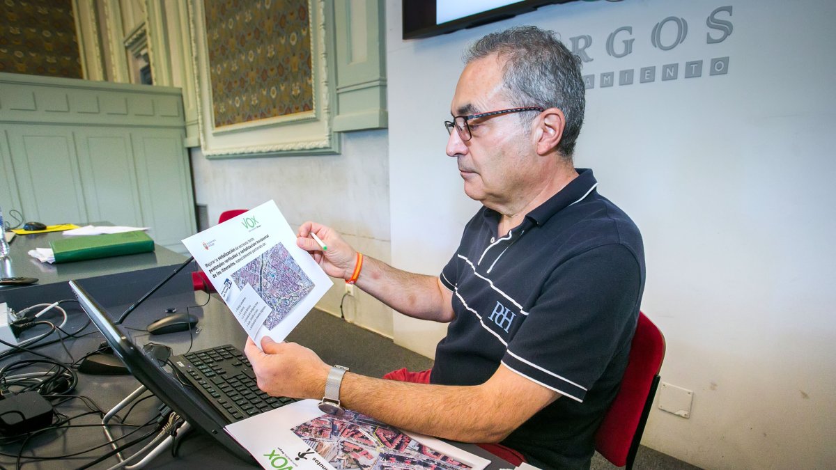 Ángel Martín, portavoz de Vox, presenta el plan de medidas de apoyo al comercio. TOMÁS ALONSO