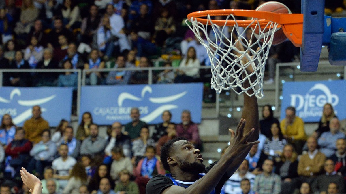 Marc-Eddy Norelia, durante el partido ante el Gipuzkoa. TOMÁS ALONSO