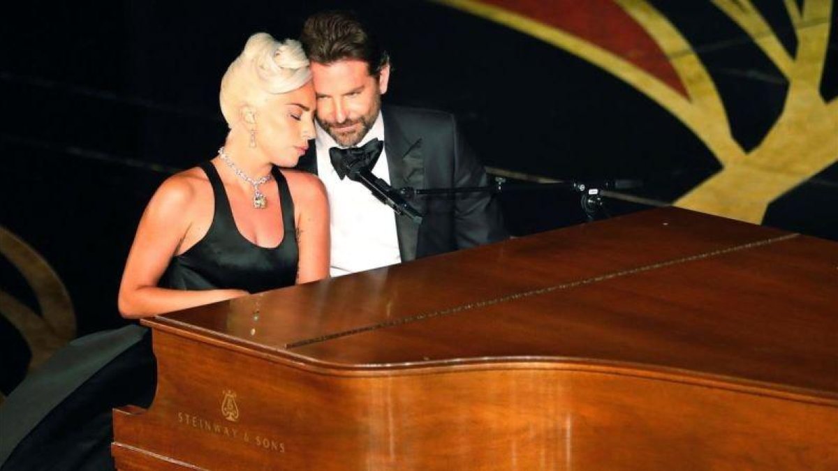 Lady Gaga y Bradley Cooper, en su actuación en la gala de los Oscar.-REUTERS / MIKE BLAKE