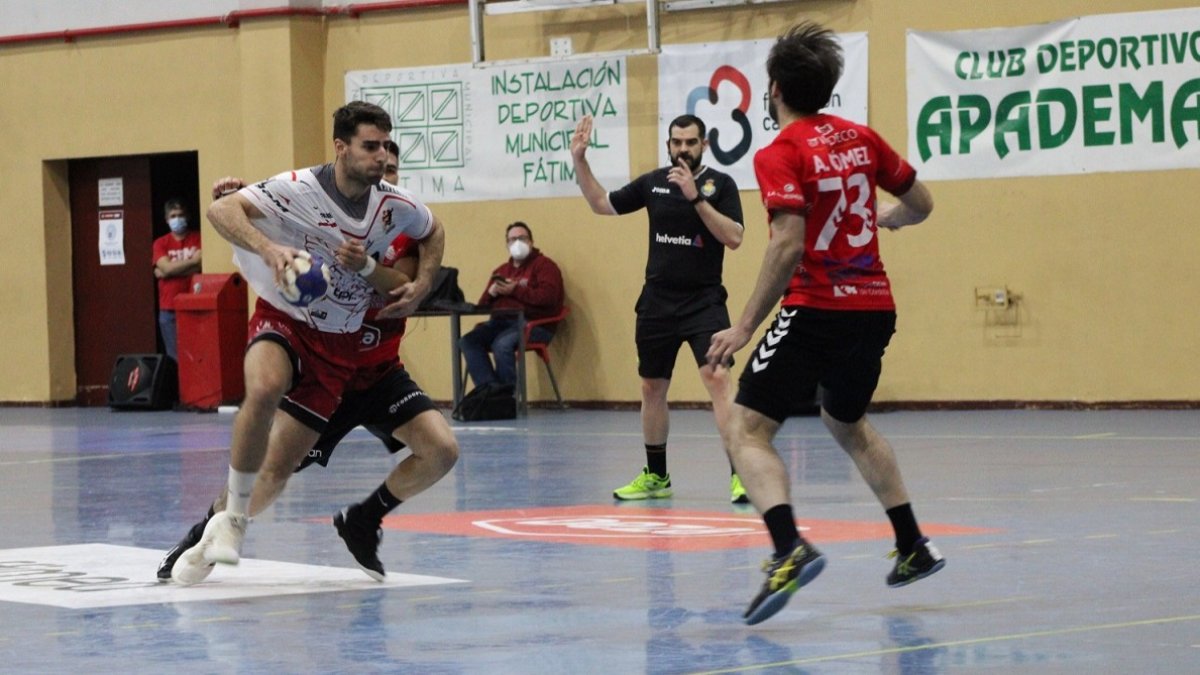 Huix busca opción ofensiva en el partido disputado en Córdoba. BM BURGOS