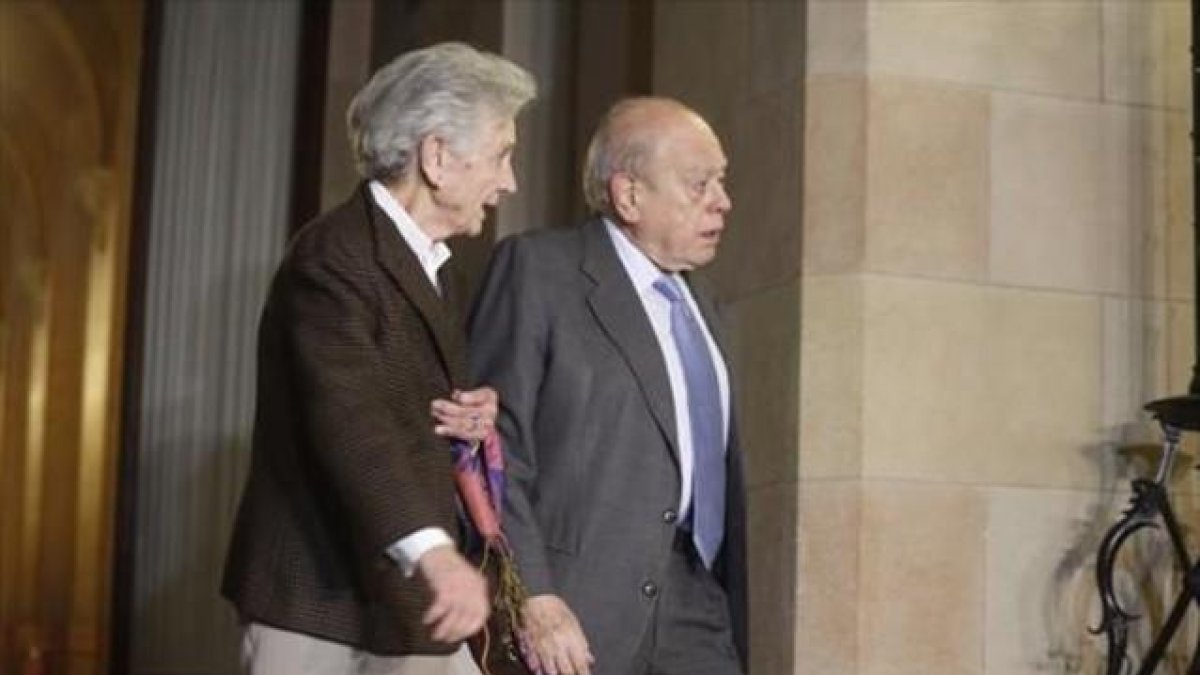 Marta Ferrusola y Jordi Pujol, en el Parlament, en febrero del 2015.-JULIO CARBÓ