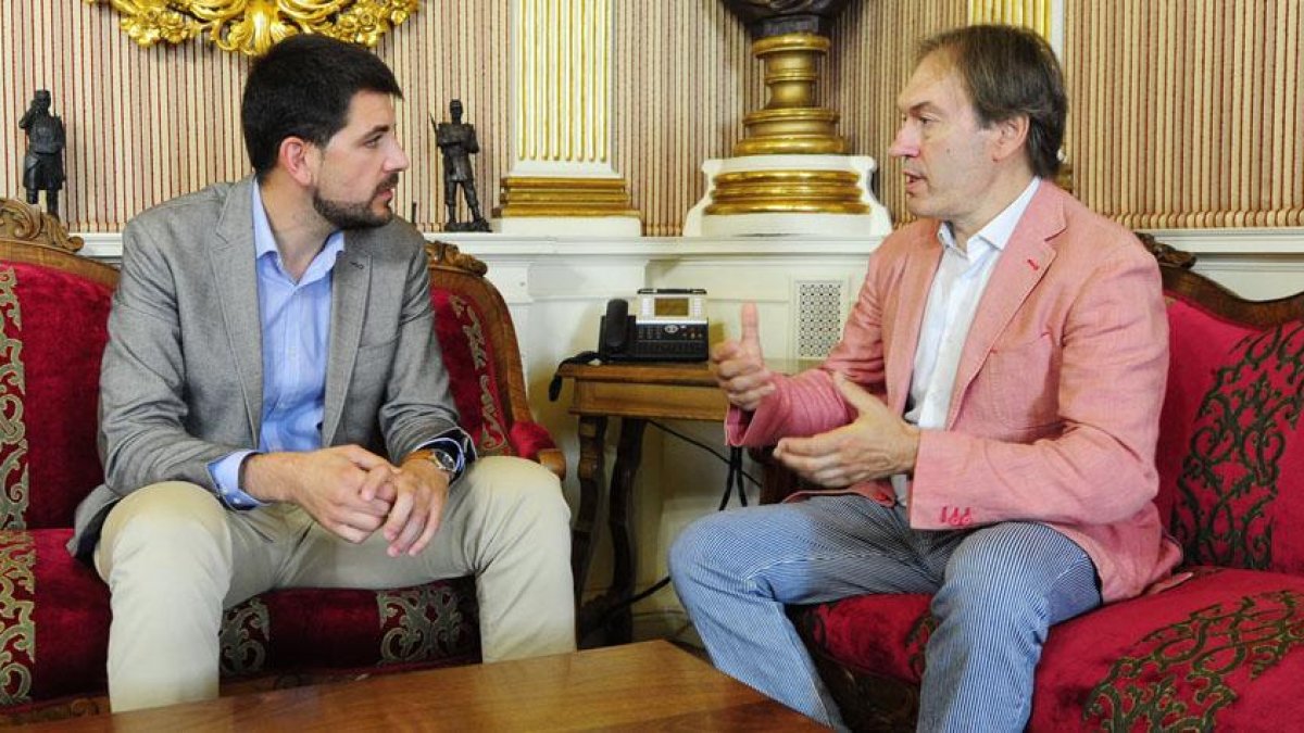 David Jurado y Rubén Amoretti mantuvieron una reunión, donde hablaron del rodaje de su película y de nuevas actividades culturales para Burgos.-ISRAEL L. MURILLO