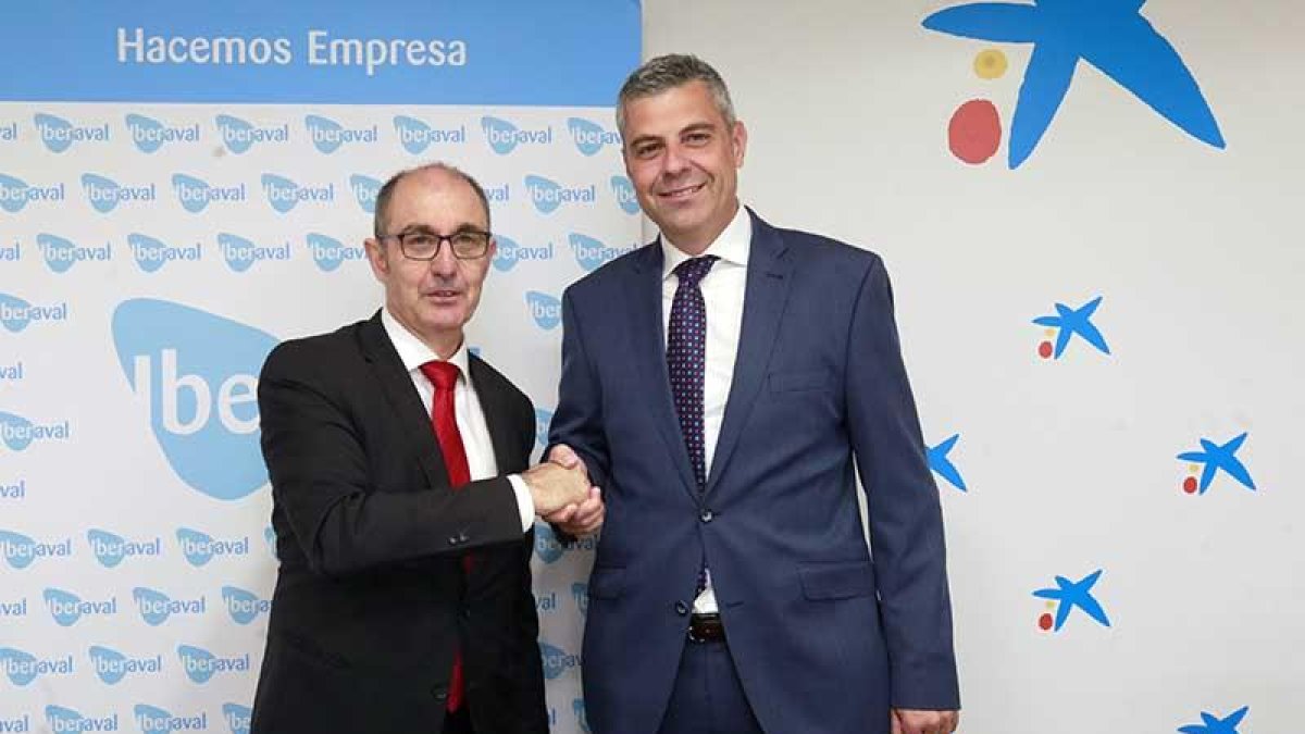 Pedro Pisonero, director general de Iberaval, y Marc Benhamou, director territorial de CaixaBank en Castilla y León y Astuaria, en la firma del convenio.-RAÚL G. OCHOA