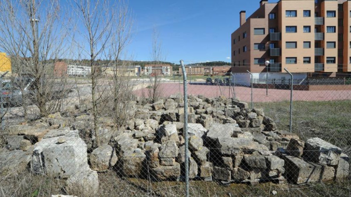 Este conjunto de piedras son los restos de la ermita de Las Rebolledas, del siglo XII, que deben usarse para construir un centro de día.-ISRAEL L. MURILLO