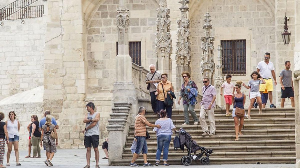 Turistas a las puertas de la Catedral, foco principal de atracción de visitas de la capital burgalesa.-SANTI OTERO