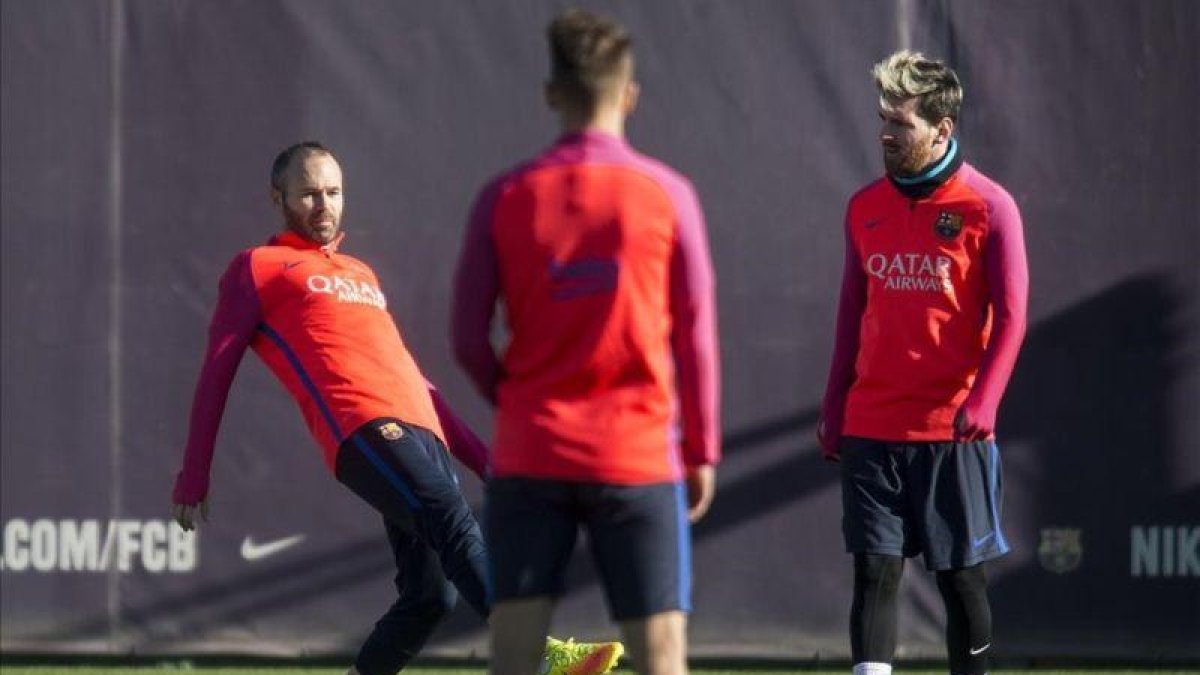 Andrés Iniesta y Leo Messi, en el entrenamiento previo al clásico frente al Real Madrid, en la Ciudad Deportiva 'Joan Gamper' del Barça.-JORDI COTRINA
