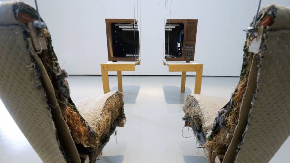 Separación y exilio en la instalación ‘Living room partido’, de Diego Hernández.-Raúl Ochoa
